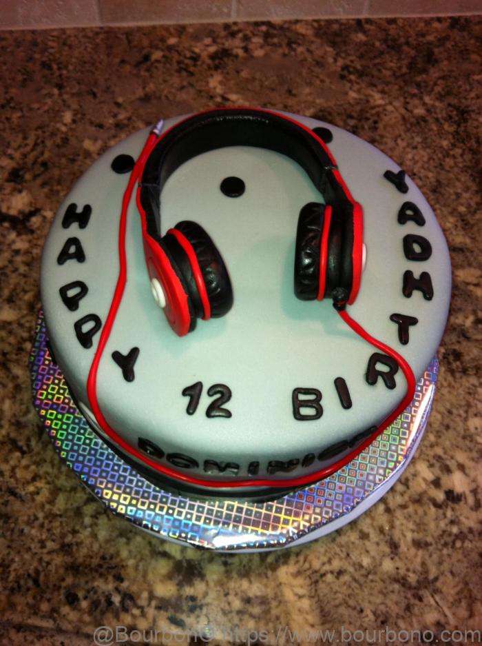 Headphones theme party cake will wow the music lovers
