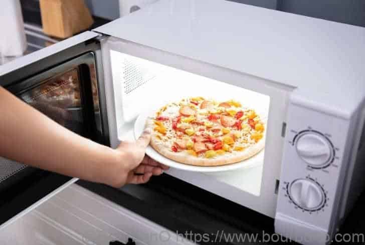 How long to microwave frozen pizza